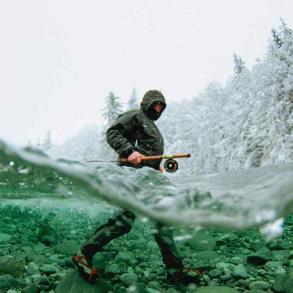 Наставник IceCatch показывает технику ловли рыбы из лунки