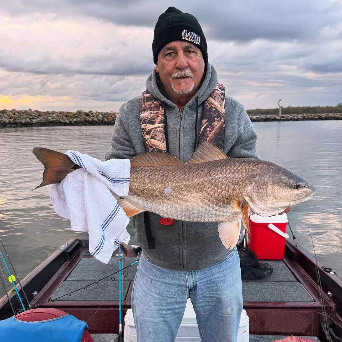 Группа рыболовов на льду во время выезда IceCatch